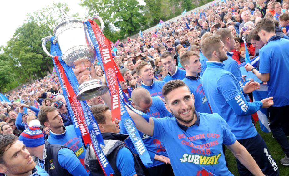 Inverness Caledonian Thistle celebrate their Scottish Cup win with a tour through Inverness in 2015. Captain Graeme Shinnie with the trophy. Image: DC Thomson.