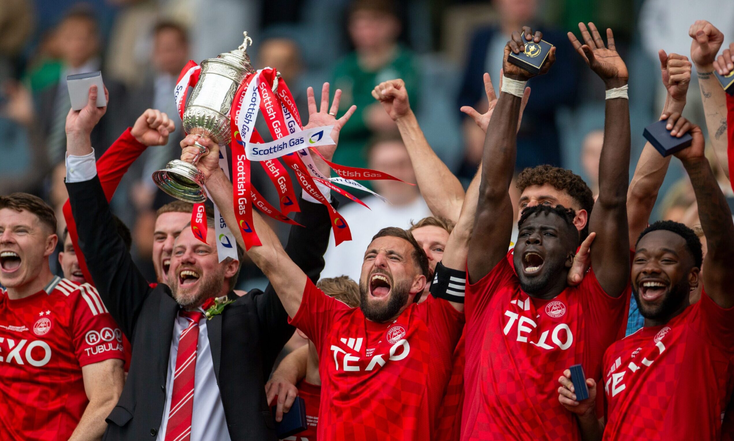 Aberdeen captain Graeme Shinnie lifts the Scottish Cup next to manager Jimmy Thelin at Hampden.
