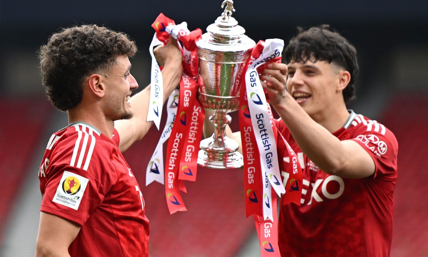 Aberdeen's Dante Polvara (left) and hold the Scottish Cup aloft at Hampden after winning against Celtic in the Scottish Cup final.