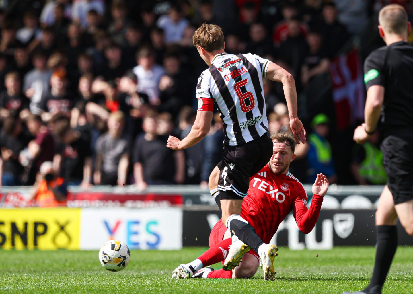 Aberdeen's Nicky Devlin tackles St Mirren's Mark O'Hara in a Premiership match in Paisley. Image: SNS 