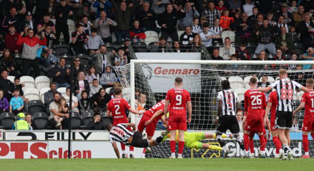 St Mirren's Mikael Mandron scores to make it 1-0 against Aberdeen. Image: SNS.