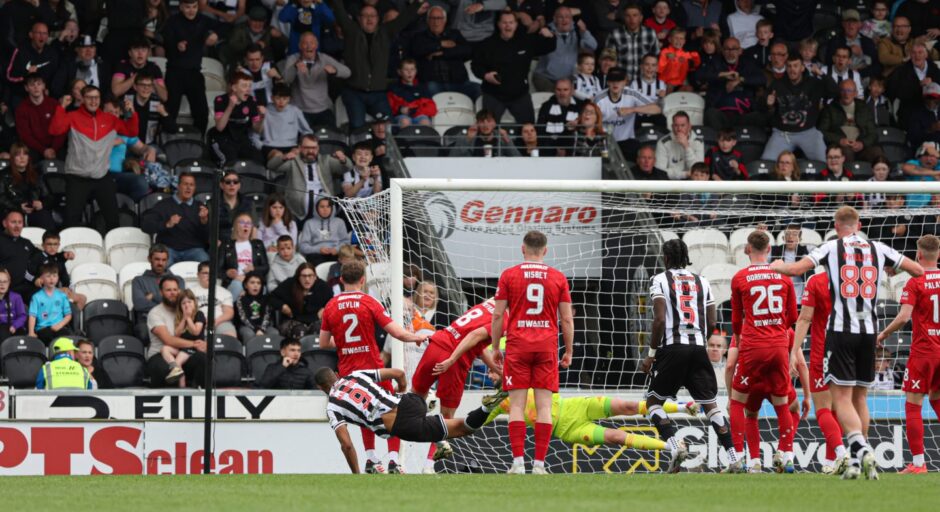 St Mirren's Mikael Mandron scores to make it 1-0 against Aberdeen. Image: SNS. 