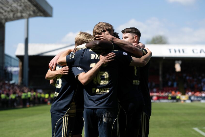 Aberdeen's Jeppe Okkels (centre) celebrates after scoring to make it 1-0 at Dundee United. Image: SNS.