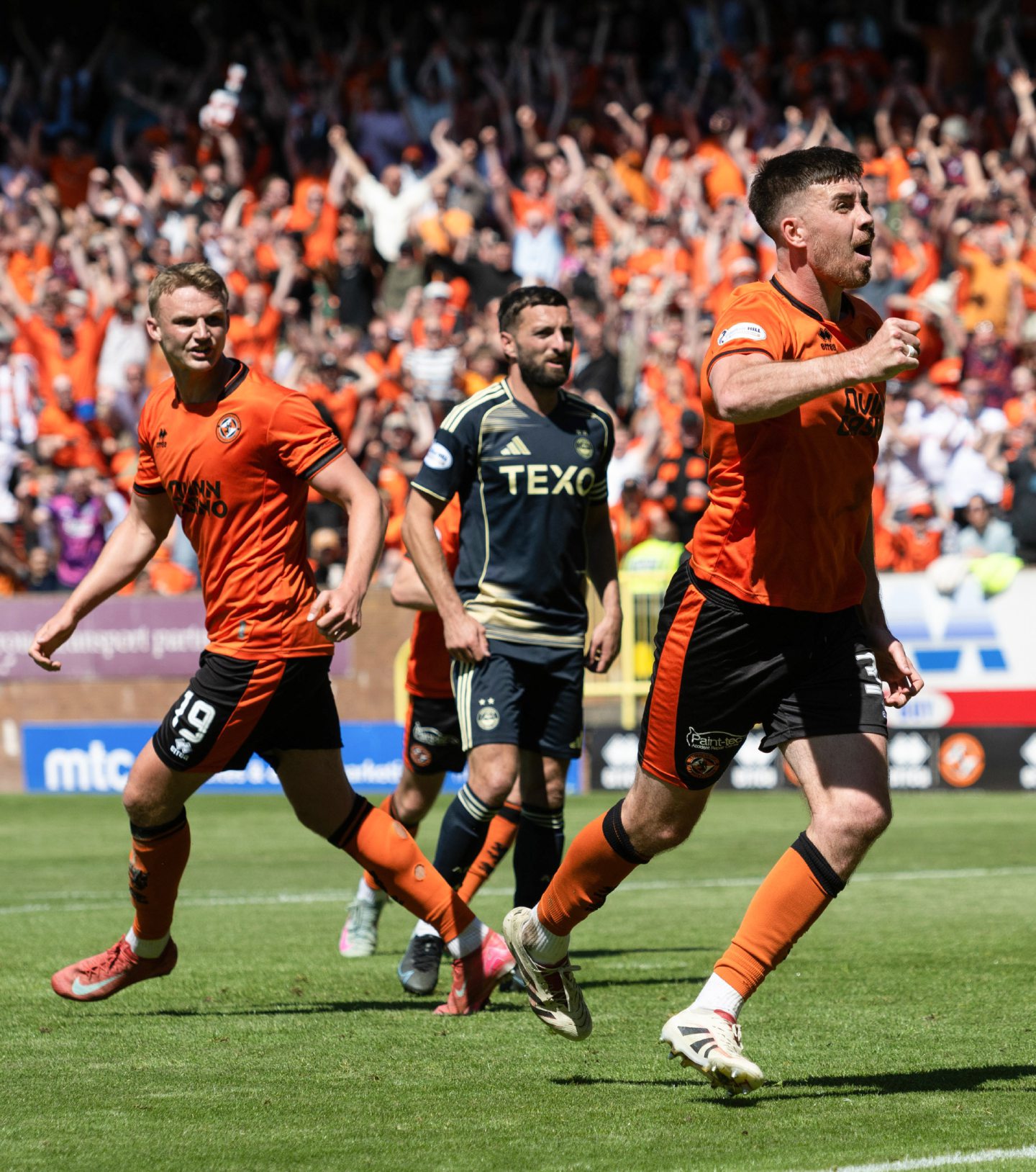 Dundee United's Declan Gallagher (R) celebrates after scoring to make it 1-1 against Aberdeen at Tannadice.