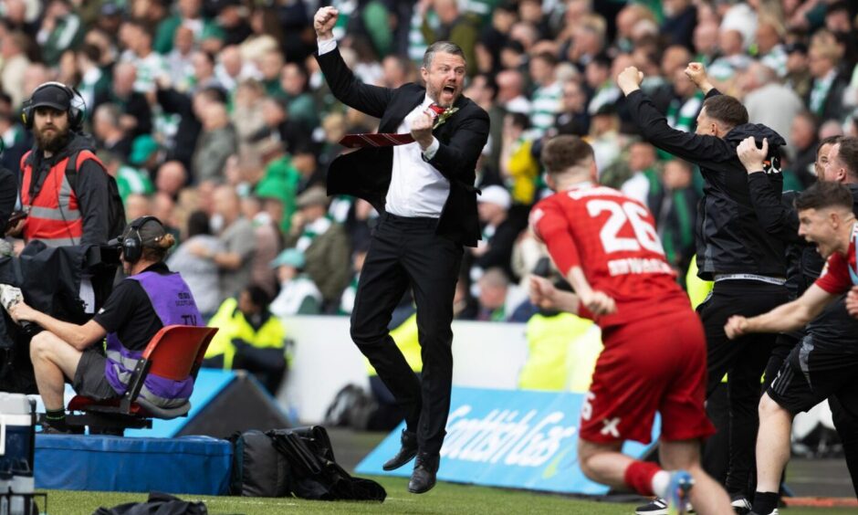 Aberdeen manager Jimmy Thelin celebrates winning the Scottish Cup. Image: SNS.