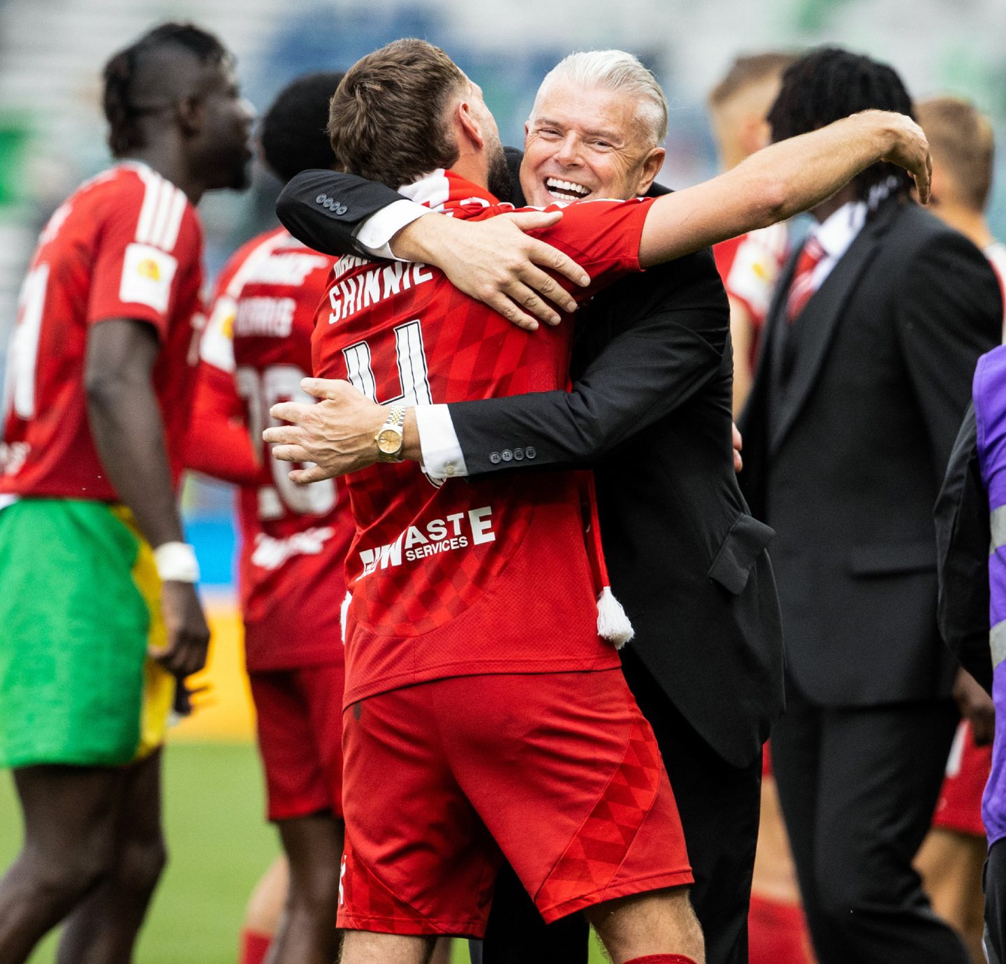 Aberdeen chairman Dave Cormack (R) celebrates with Graeme Shinnie after the Scottish Cup win. Image: SNS 