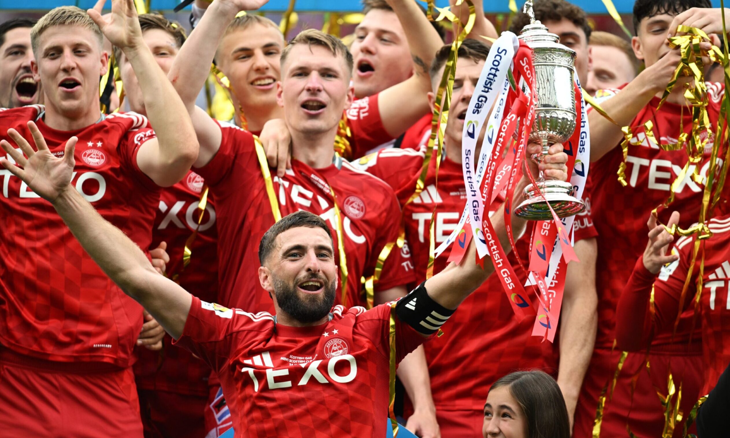 Aberdeen captain Graeme Shinnie lifts the Scottish Cup at Hampden after a dramatic penalty shoot-out win against Celtic. Image: SNS