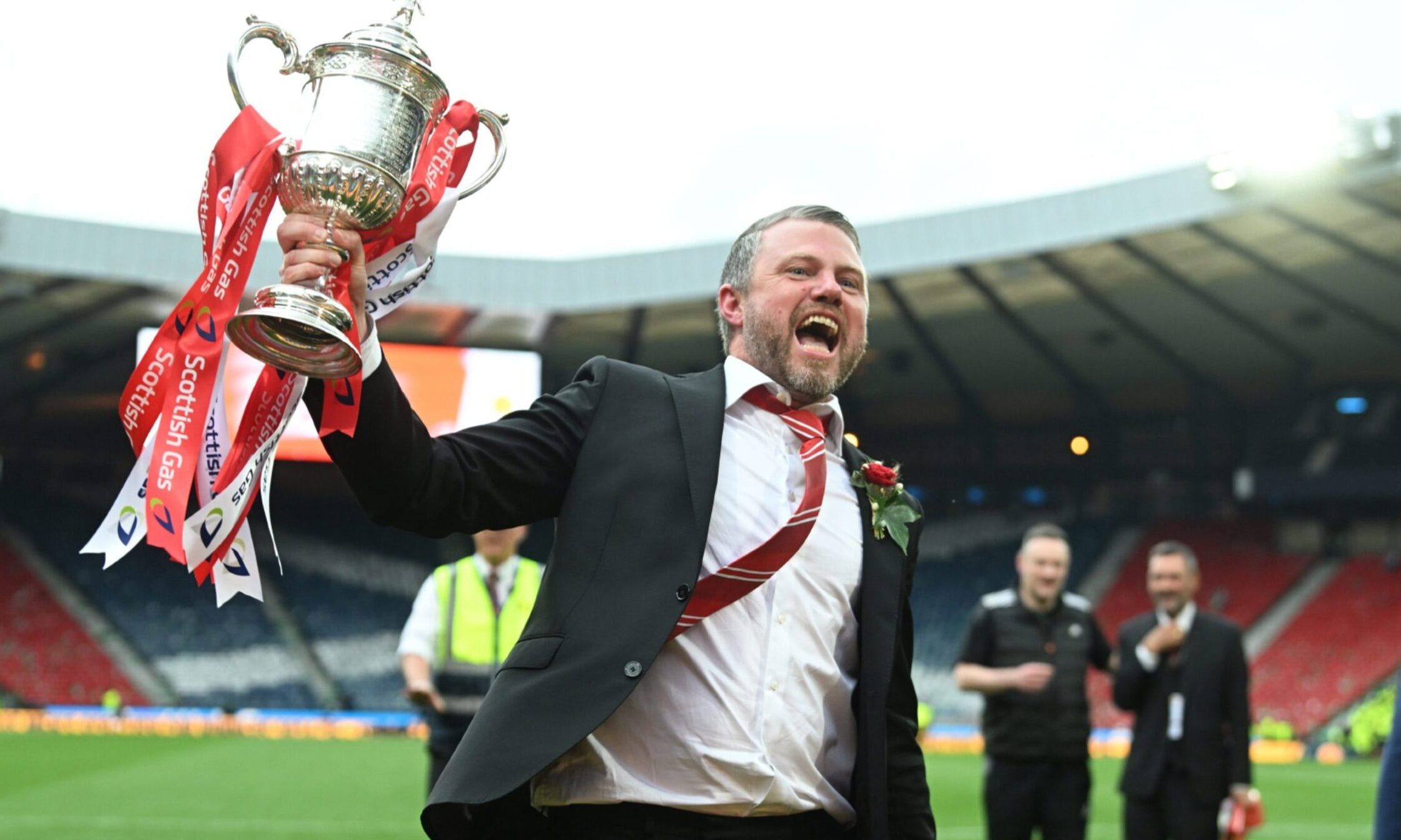 Aberdeen manager Jimmy Thelin lifts the Scottish Cup at Hampden after a final win against Celtic. Image: SNS