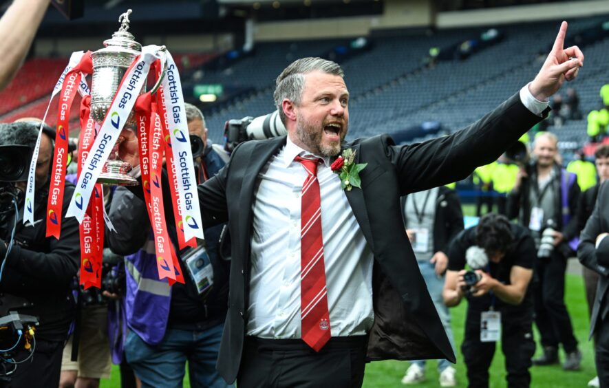 Aberdeen manager Jimmy Thelin with the Scottish Cup trophy. Image: SNS