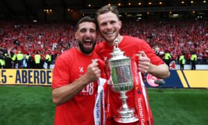 Aberdeen squad want captain Graeme Shinnie to sign a new contract, says Nicky Devlin