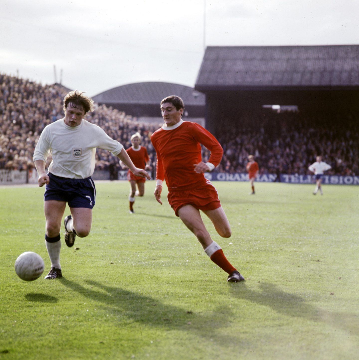 Joe Harper of Morton (left) with Jim Hermiston, Aberdeen FC. Scottish League Division 1 1969/70. Aberdeen 2 - Morton 2 at Pittodrie 13.9.1969. ABERDEEN JOURNALS Ltd. 13.9.1969.