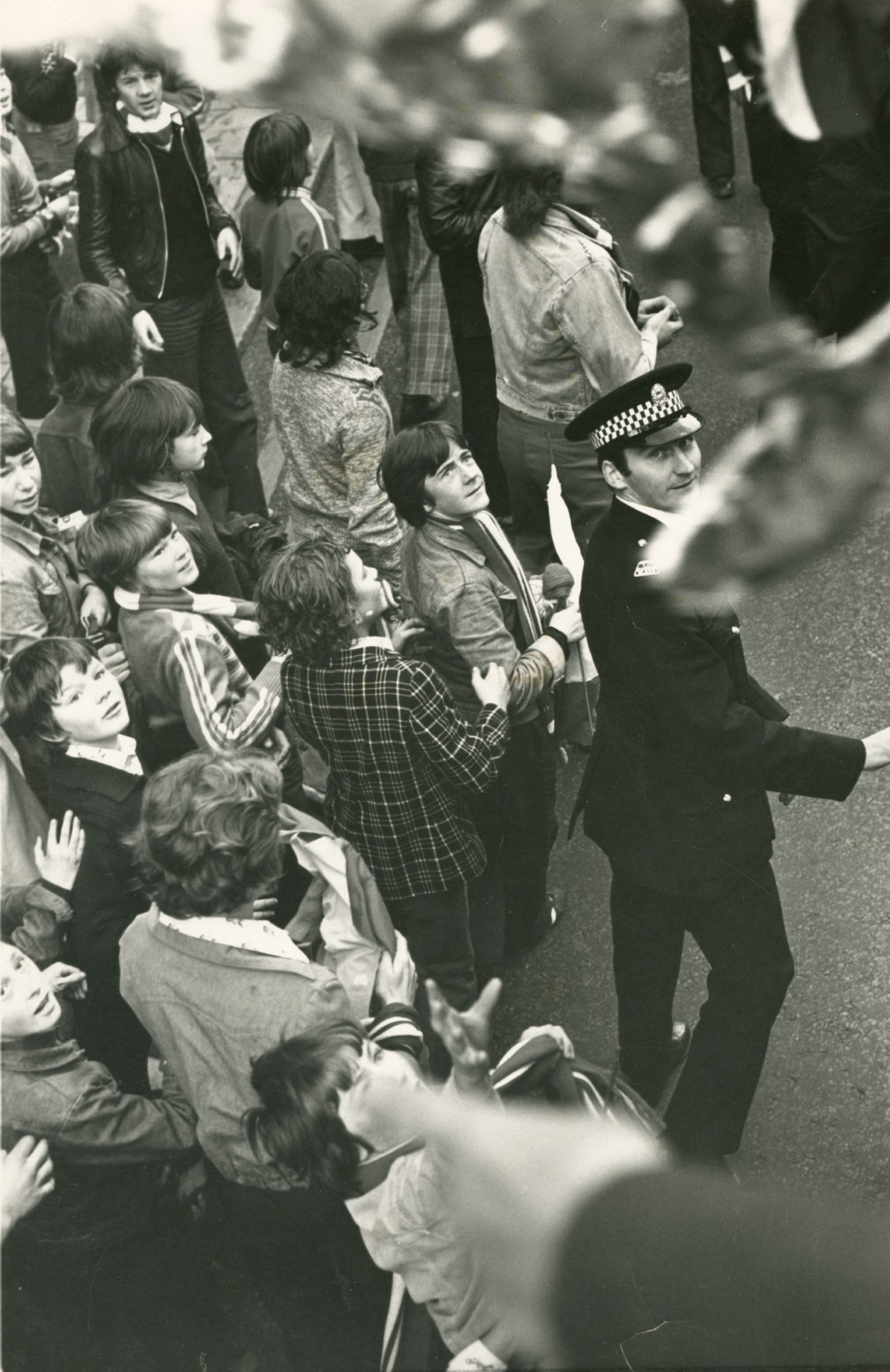  Former Dons captain Jim Hermiston helping to march the open top bus along Union Street following the League Cup win in 1976. 