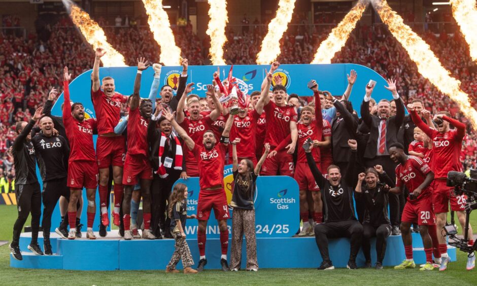 The Aberdeen team celebrating as Graeme Shinnie lifts the Scottish Cup. Image: Darrell Benns/DC Thomson.