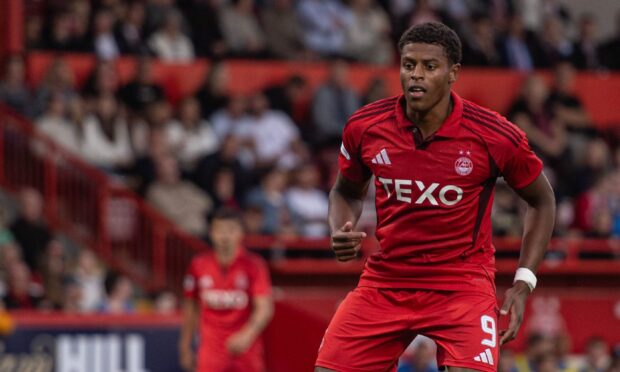 Aberdeen striker Kusini Yengi in action against Ipswich Town. Image: Darrell Benns/DC Thomson