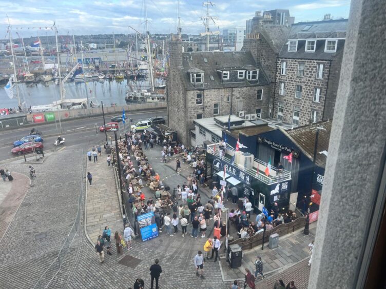 Shiprow crowds.