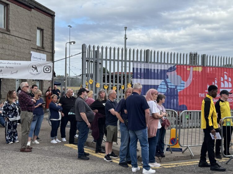 Deacon Blue queues.