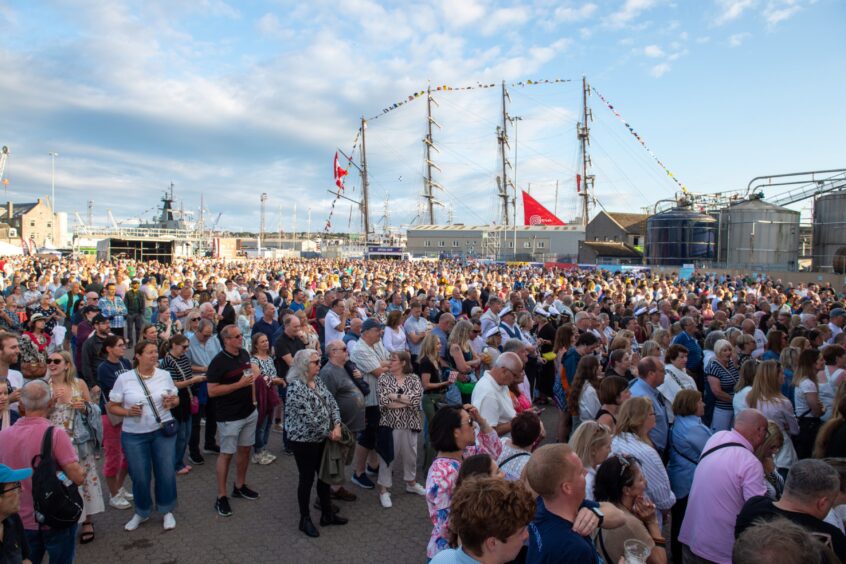 Deacon Blue crowds.