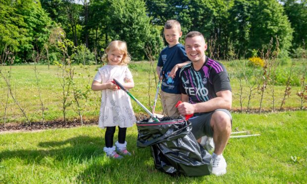 Mike Scotland, alongside his children Milana and Lucio, would find "hundreds" of disposable vapes on litter picks before the ban came into force. Image: Kath Flannery/DC Thomson