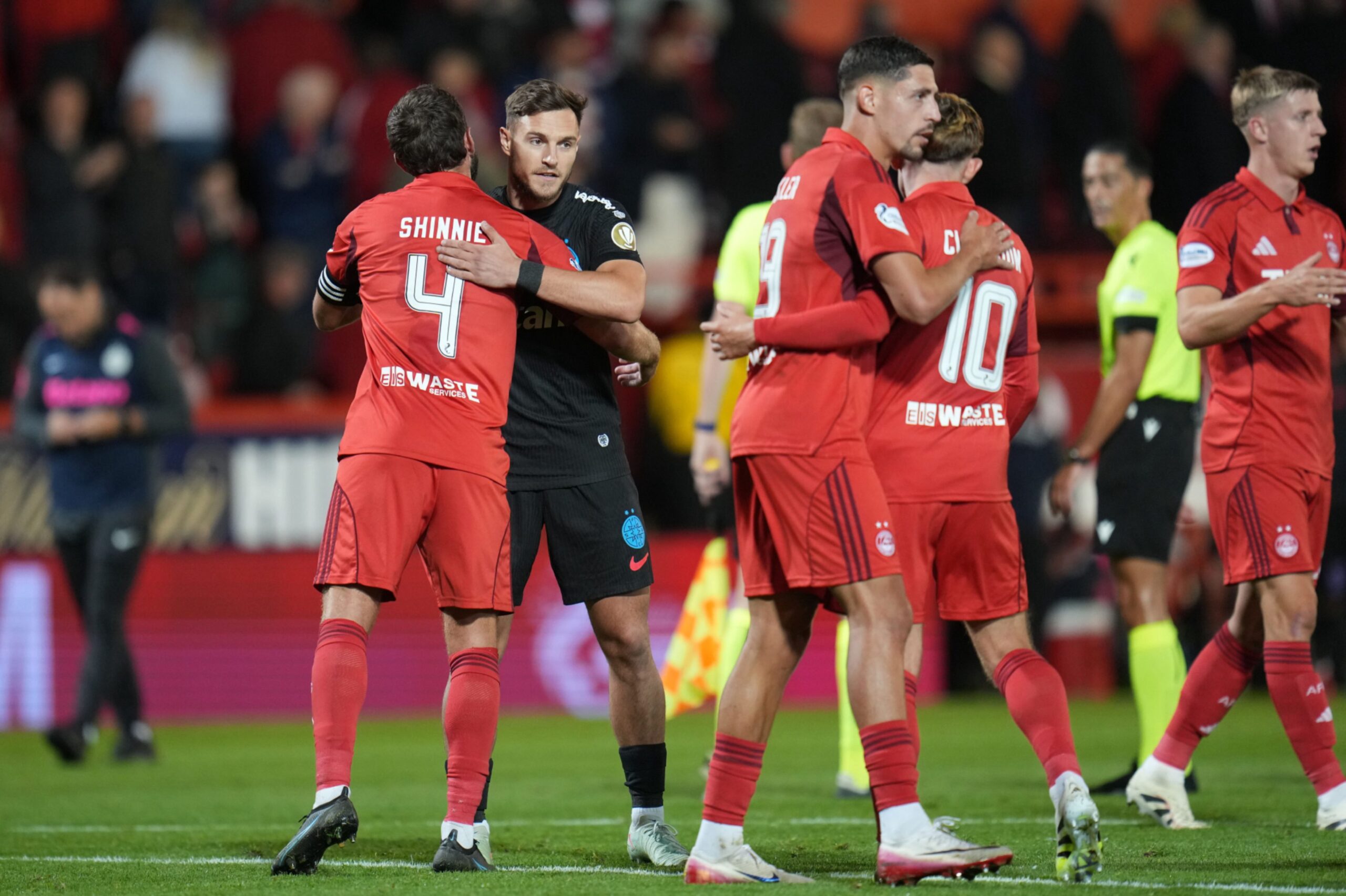 Aberdeen players after battling back to draw 2-2 with Romanian club FCSB at Pittodrie. Image: Shutterstock