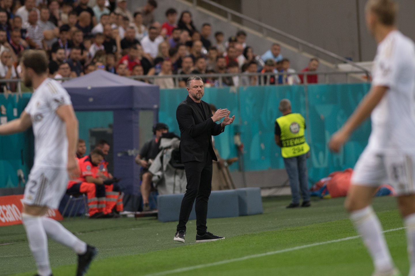Aberdeen manager Jimmy Thelin on the touchline. FCSB v Aberdeen, Europa League play-off, National Arena Bucharest, August 28 2025. Picture by Darrell Benns.