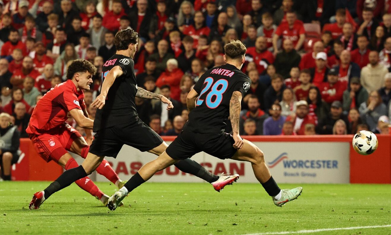 Aberdeen's Dante Polvara scores to make it 2-1 against FCSB. Image: SNS.