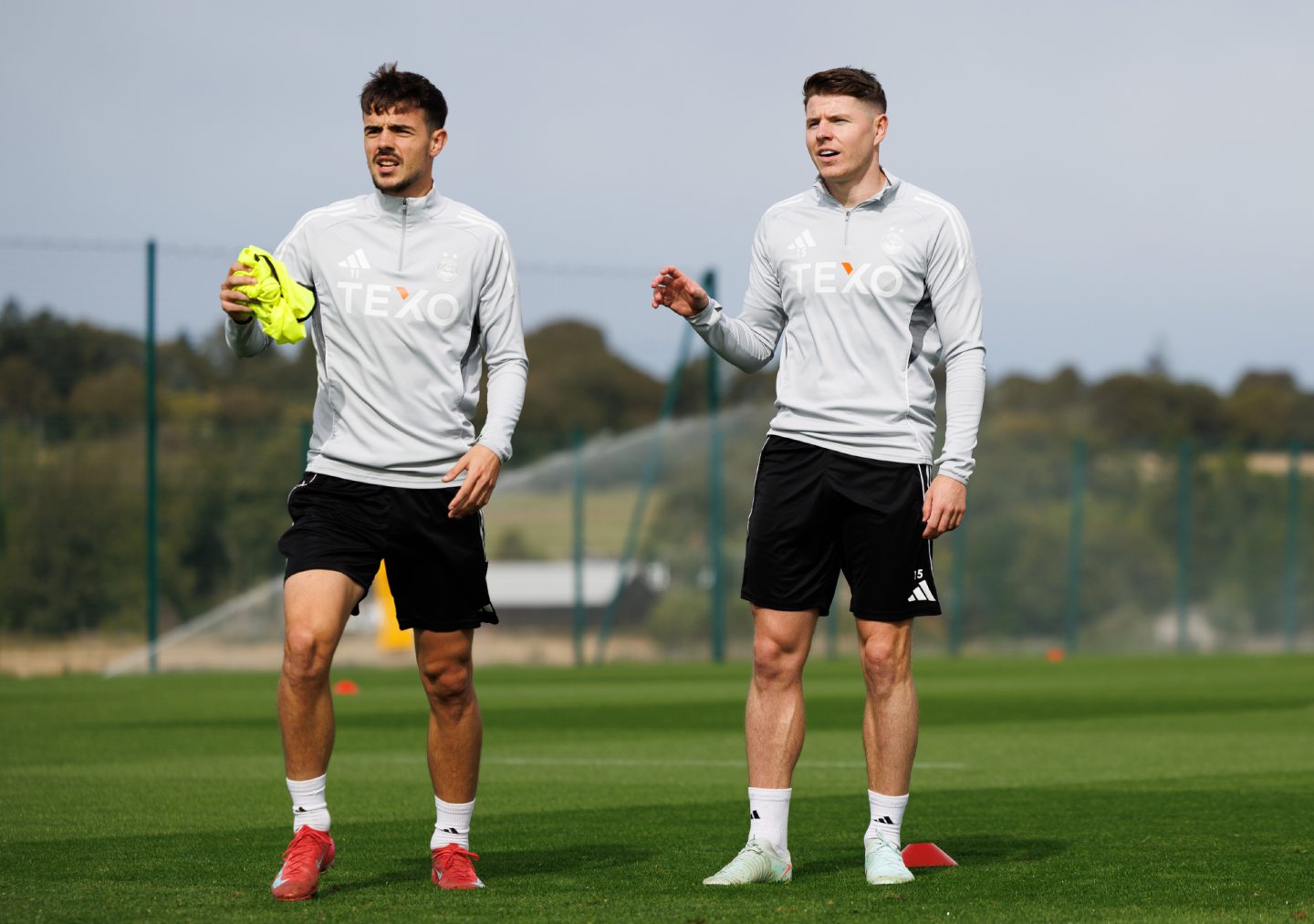 Kevin Nisbet (R) Nicolas Milanovic (L) during an Aberdeen training session at Cormack Park, on September 12, 2025, Image: SNS 