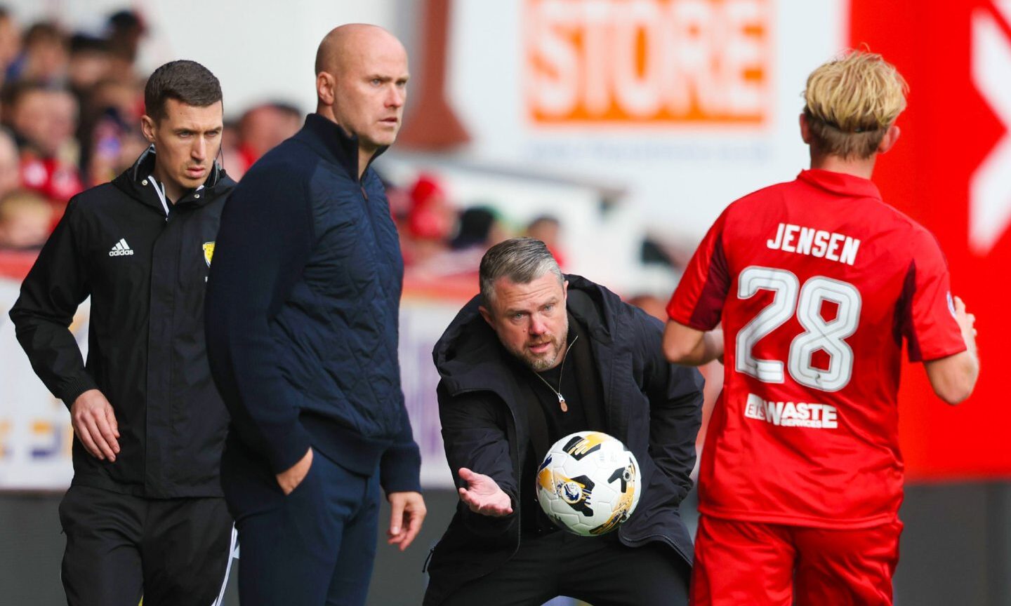 Aberdeen manager Jimmy Thelin (centre) tries to speed the game up during the 1-0 Premier Sports Cup quarter-final loss to Motherwell at Pittodrie