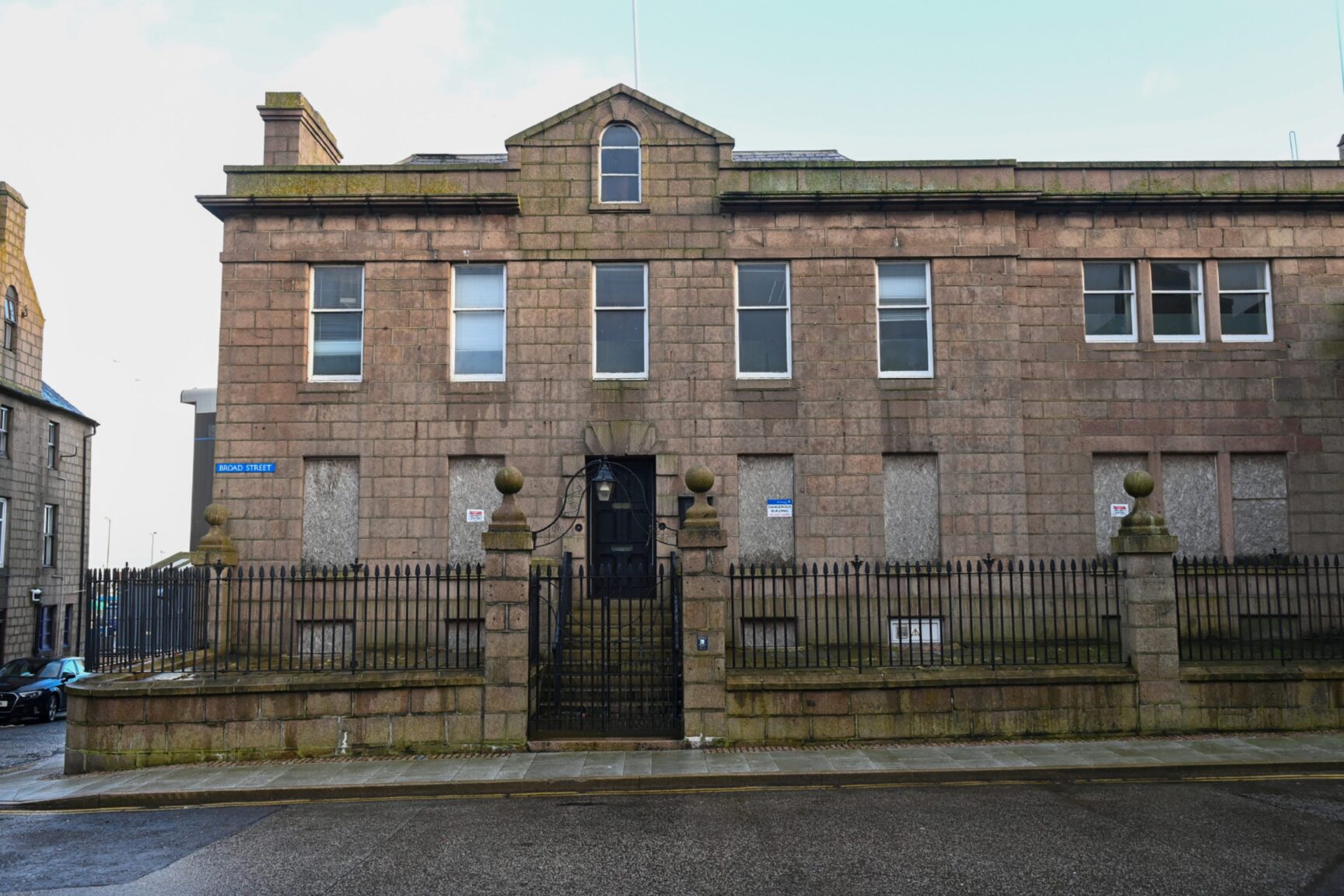 Bieldside neighbours in dispute over extension replacement