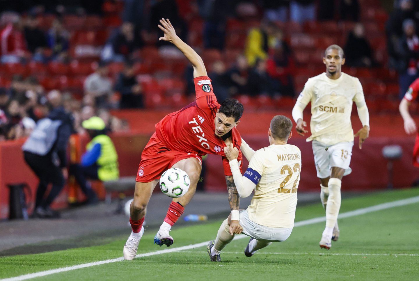 Aberdeen's Marko Lazetic (L) and Shakhtar Donetsk's Mykola Matviyenko (R) in action during a UEFA Conference League match at Pittodrie. 