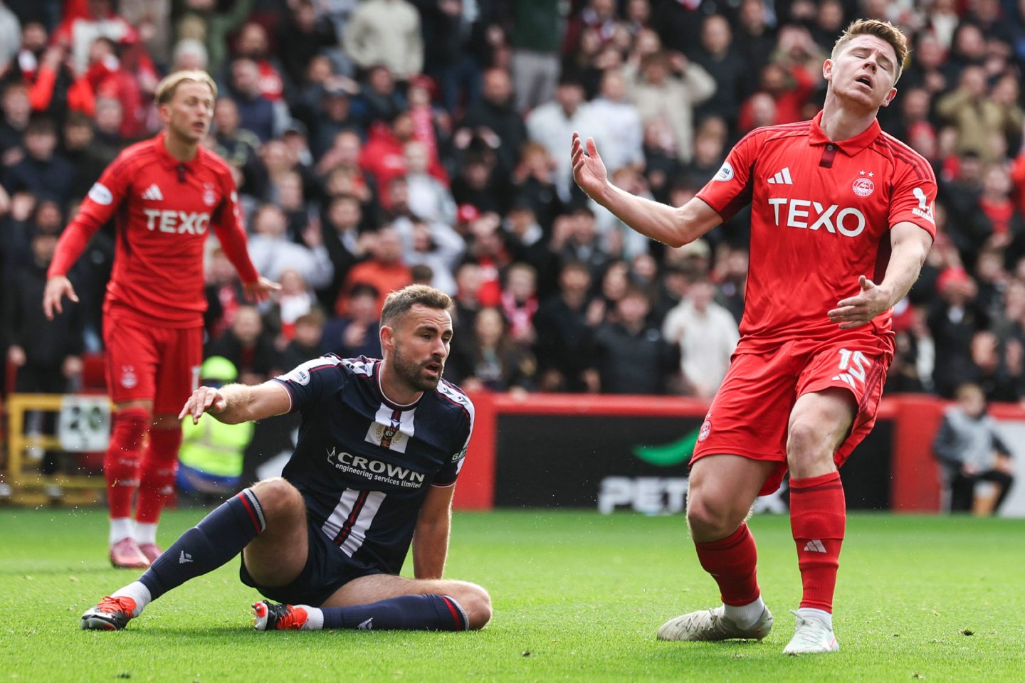 Dundee's Clark Robertson (L) and Aberdeen's Kevin Nisbet in action.