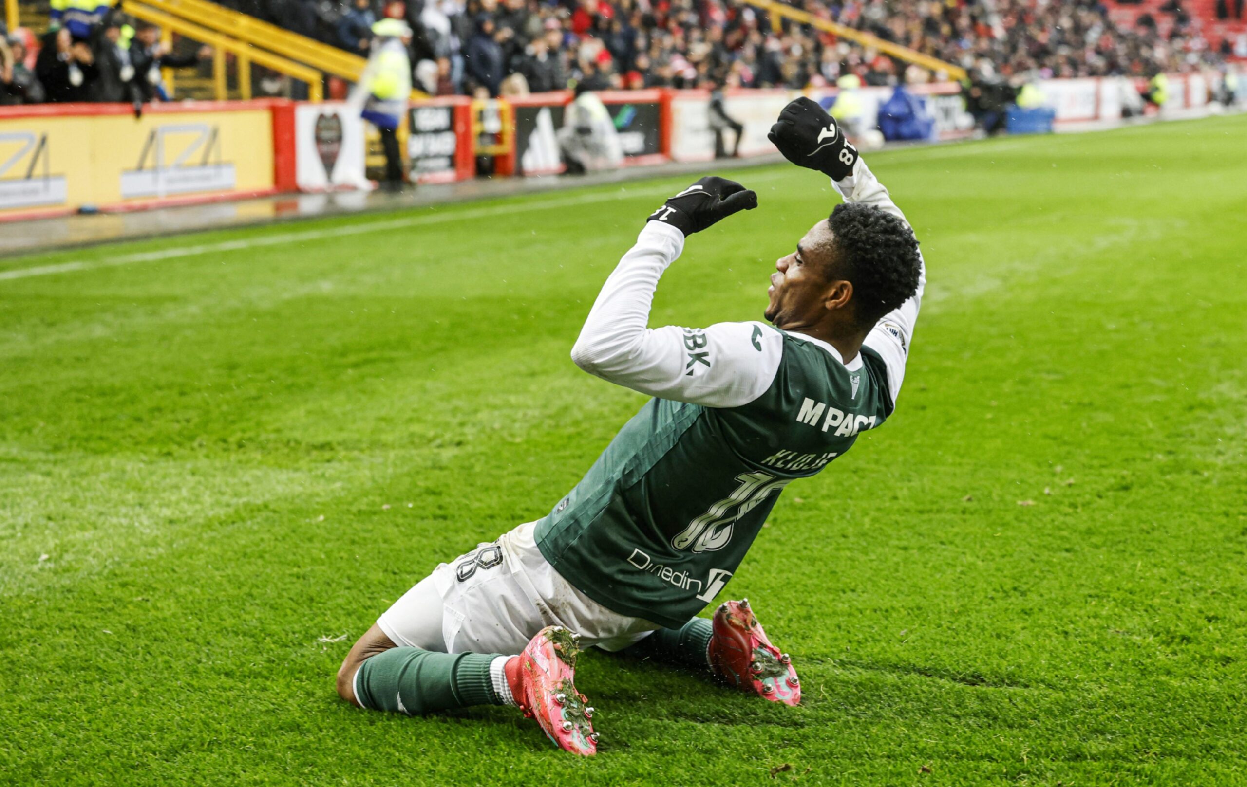 ABERDEEN, SCOTLAND - OCTOBER 26: Hibernian's Thibault Klidje celebrates as he scores to make it 1-0 during a William Hill Premiership match between Aberdeen and Hibernian at Pittodrie Stadium, on October 26, 2025, in Aberdeen, Scotland. (Photo by Mark Scates / SNS Group)