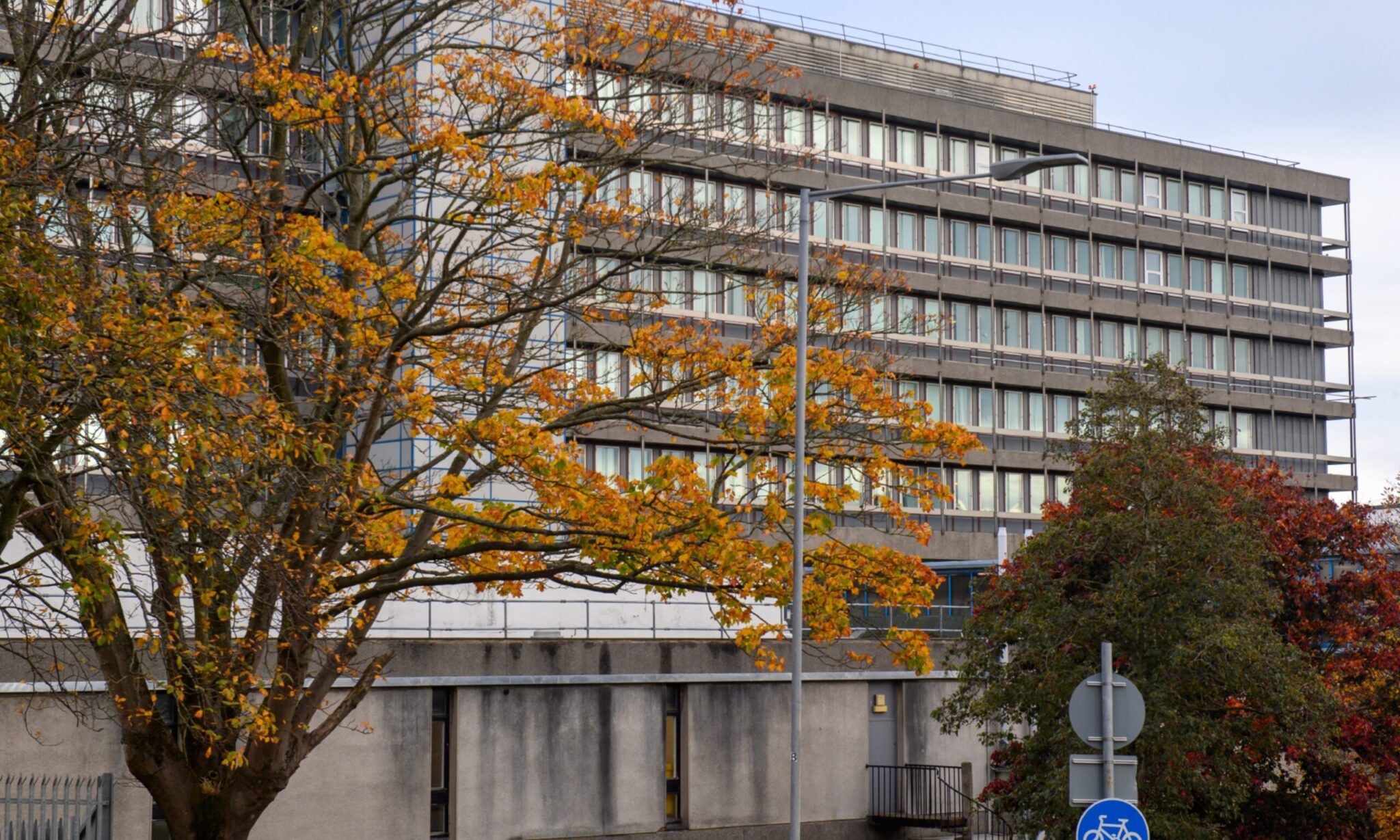 Police drive Elgin man 'with slashed arm' to hospital due to no ambulances