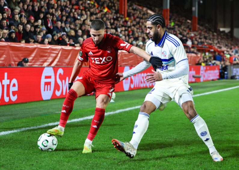 Aberdeen's Adil Aouchiche and RC Strasbourg's Andrew Omobamidele in action. Image: SNS.