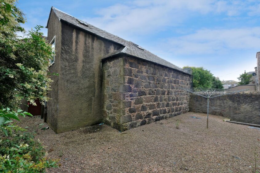 The back of Salem Gospel Hall. It is gravelled and has a washing line.