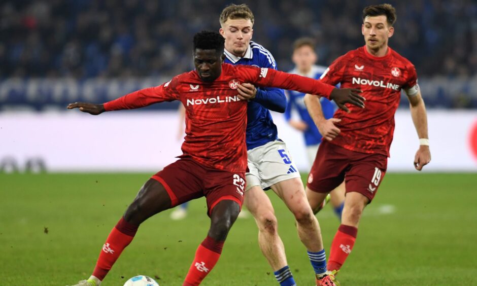 Afeez Aremu (1. FC Kaiserslautern) und Derry John Murkin (FC Schalke 04) battle for the ball during a 2. Bundesliga match.