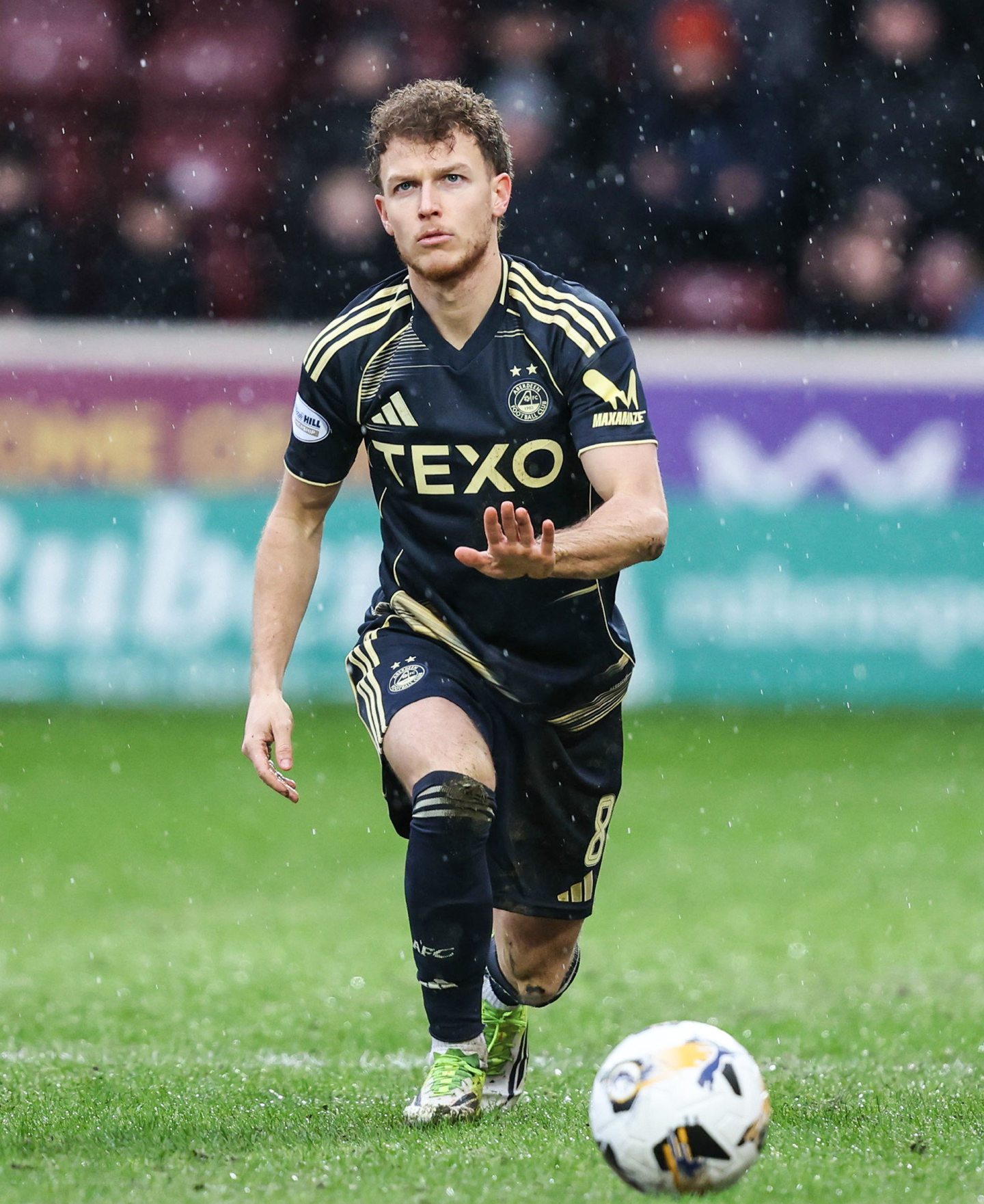 Aberdeen's Dennis Geiger makes his debut in a Premiersh8ip match at Motherwell. 