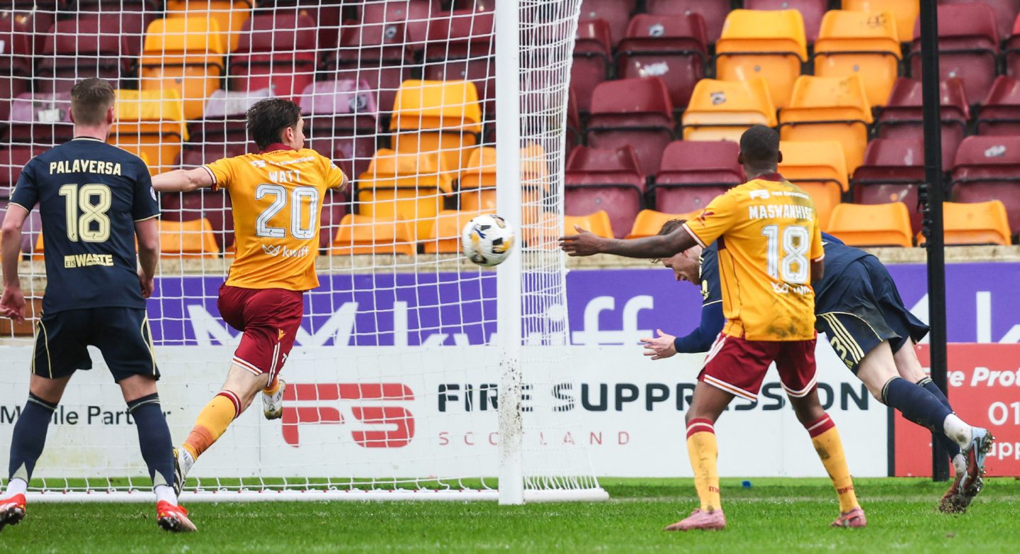 Aberdeen's Liam Morrison heads wide against Motherwell. Image: SNS 