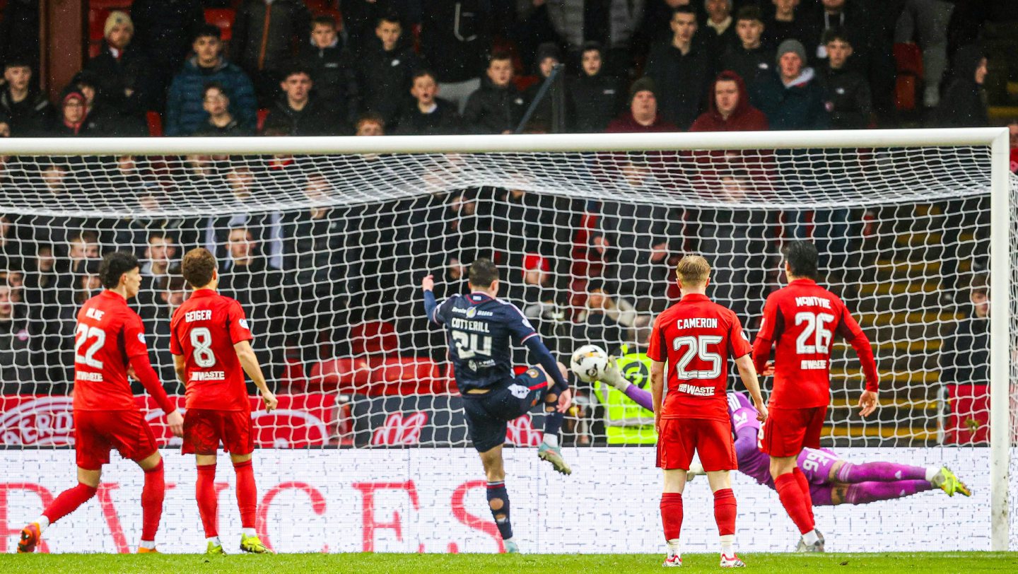 Dundee's Joel Cotterill scores to make it 2-1 against Dundee.
