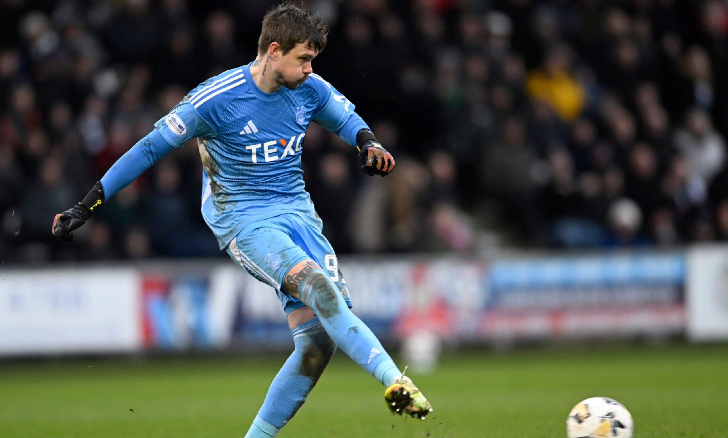 Per Kristian Bratveit in action for Aberdeen against St Mirren. Image: Shutterstock.