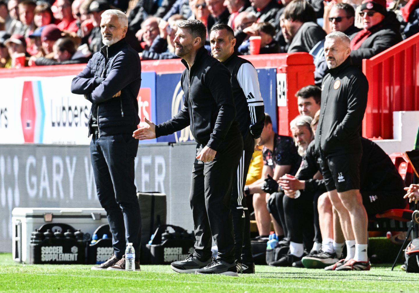 Dundee United Manager Jim Goodwin (L) and Aberdeen manager Stephen Robinson (R) at Pittodrie.