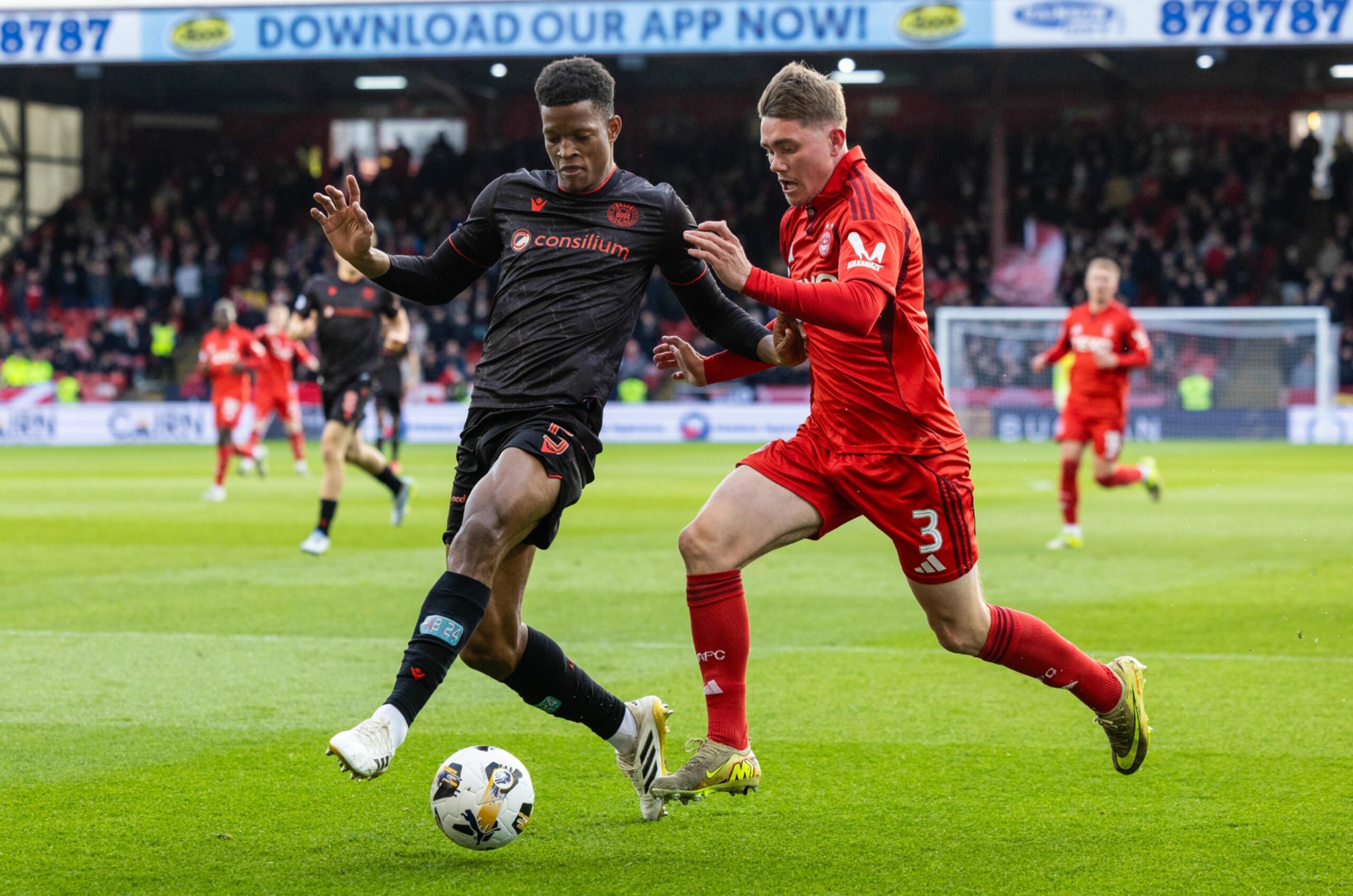 St Mirren's Richard King (L) and Aberdeen's Mitchell Frame (R) in action. 