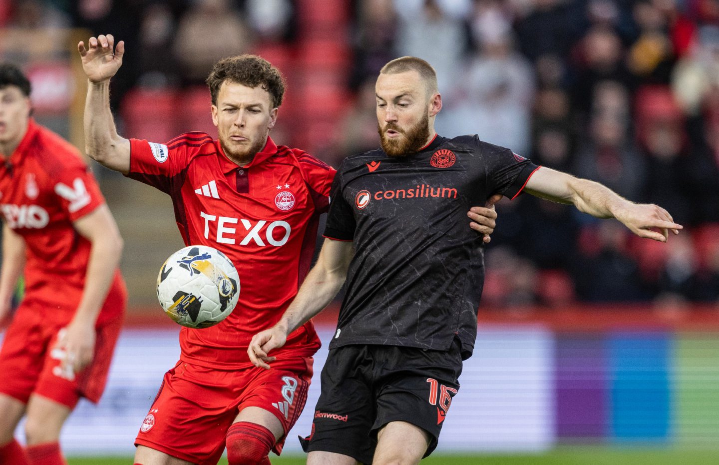 Aberdeen's Dennis Geiger (L) and St Mirren's Allan Campbell (R) in action.