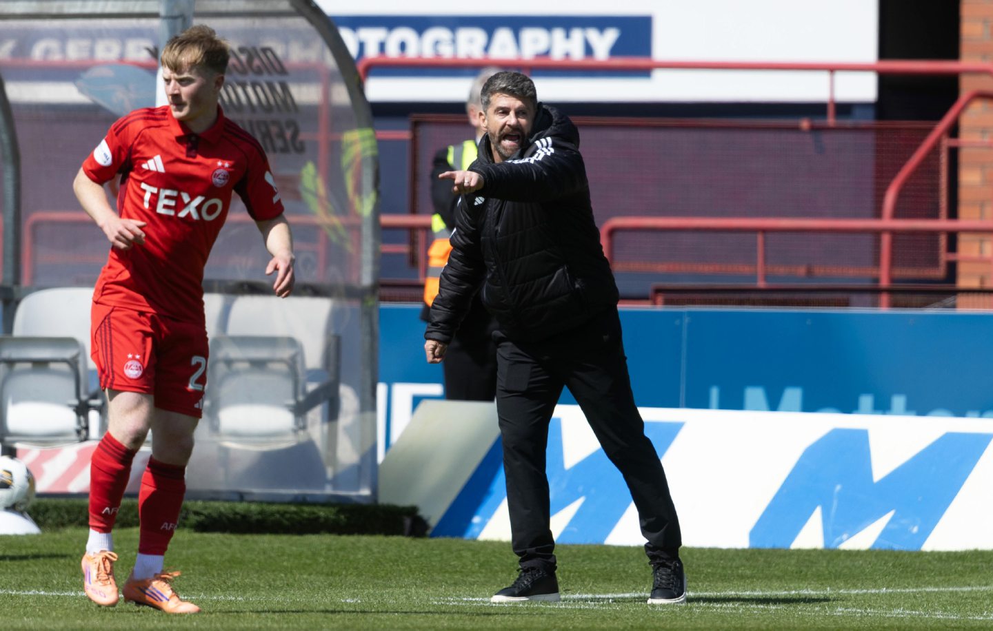 Aberdeen manager Stephen Robinson during a Premiership match against Dundee at Dens Park. 
