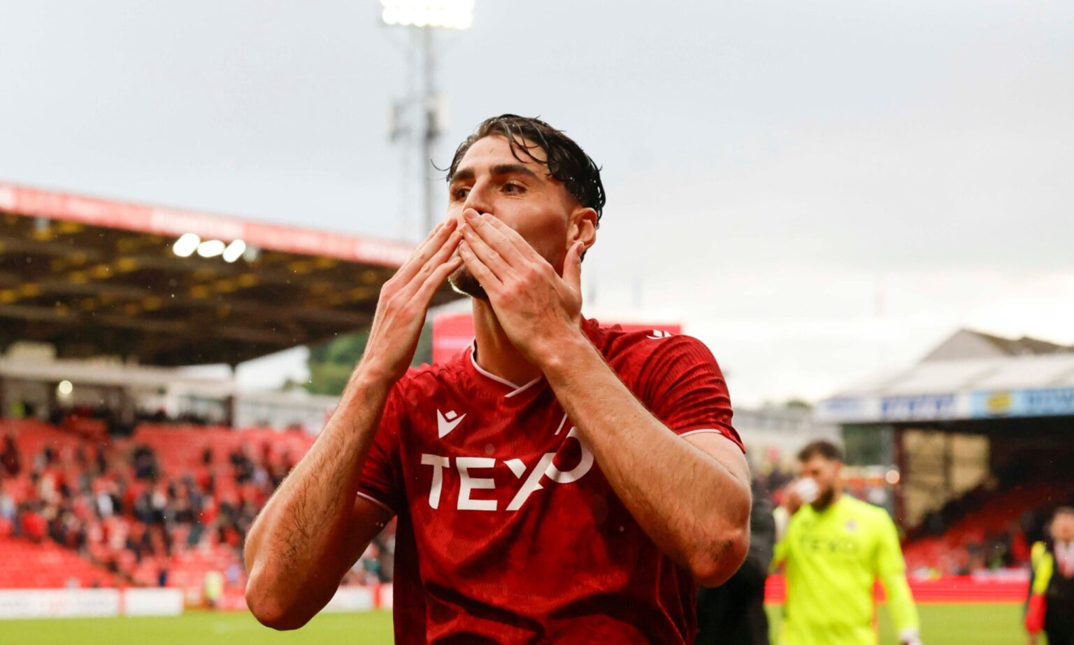 Stephen Robinson provides Nesta Guinness-Walker fitness update after late concern, as he says all-new Aberdeen back-four were ‘terrific’ against Hearts