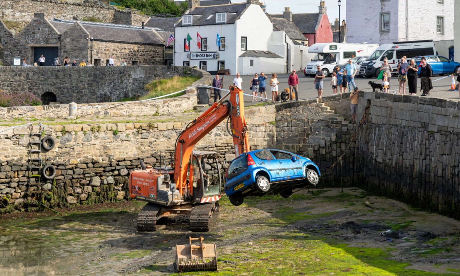 Builders to the rescue as sunken car plucked from Portsoy Harbour