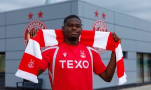 New Aberdeen striker Mitchy Ntelo timeline for debut revealed by boss Stephen Robinson