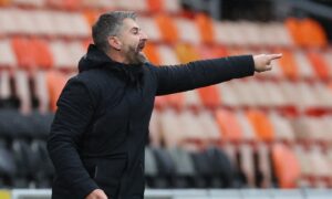 Aberdeen boss Stephen Robinson delivers update on virus sweeping Dons squad