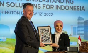 Picture shows; Jay Pryor, Vice President of Corporate Business Development for Chevron, and Nicke Widyawati, President Director & CEO of PT Pertamina (Persero), commemorate the signing of an MoU to explore lower carbon opportunities in Indonesia.