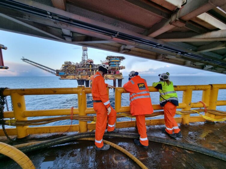 AF Decom workers at the Dunlin field.