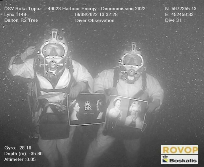 The two divers were pictured at Dalton Offshore Sweet Gas Field, about 35 5metres below the sea's surface.